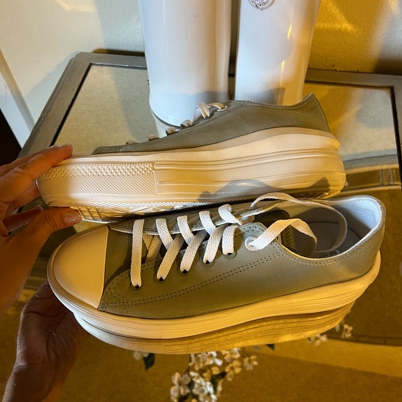 Converse shoes - Picture 2 of 8